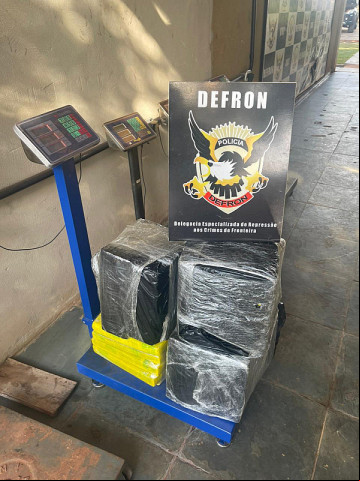 Grande quantidade de droga apreendida na cabine do caminhão. Imagem (Defron)