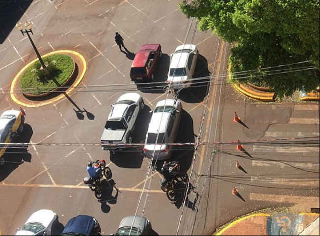 Guardas abordam veículos no centro de Dourados durante lockdown (Imagem: Dourados Informa)