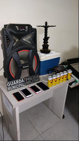 Material recolhido pelos agentes na noite desta sexta-feira. Imagem (Divulgação)