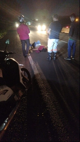 Vítima caída ao solo antes da chegada do socorro (Foto: Direto Das Ruas)