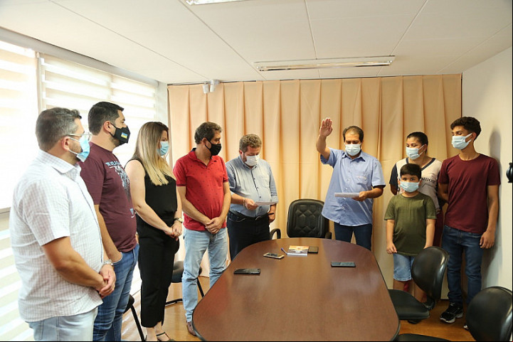 Ao lado de vereadores e da sua família, Edson de Souza é cumprimentado pelo presidente Laudir Munaretto (Imagem: Valdenir Rodrigues/CMD)