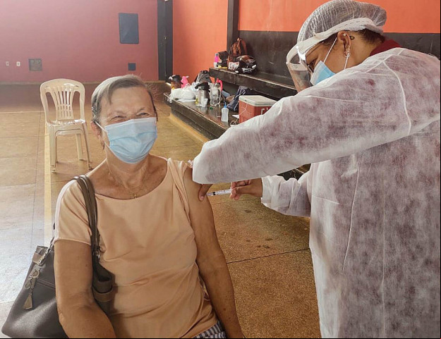 Marlene, de 74 anos, recebe vacina em posto do Izidro Pedroso (Divulgação)