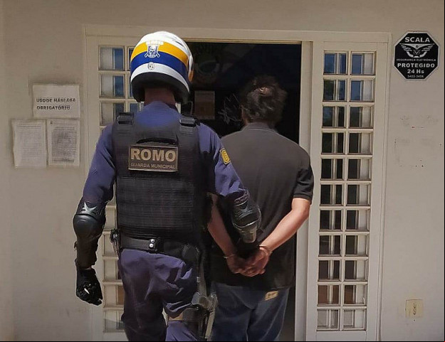 Preso pela Guarda, homem é conduzido à Delegacia da Mulher (Divulgação)