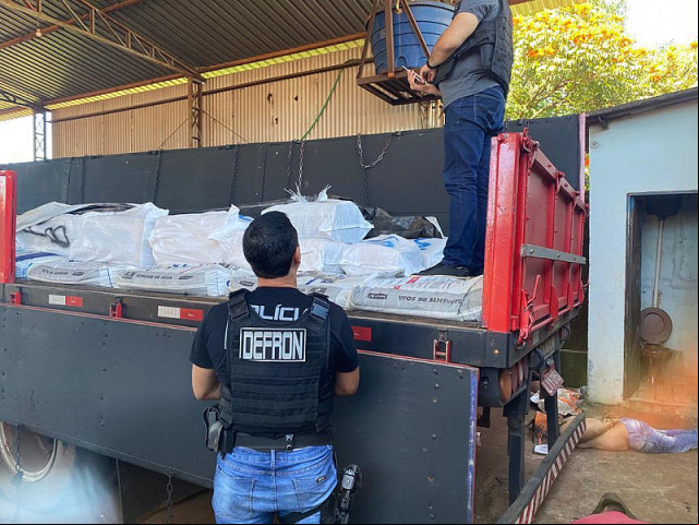 Policiais vistoriam caminhão com droga apreendido ontem (Divulgação)