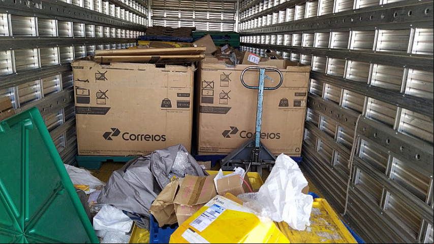 Caixas com contrabando junto com encomendas legais em caminhão dos Correios (WhatsApp)